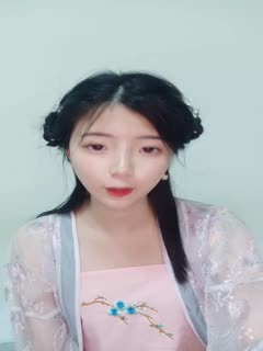 极品小可爱，全程露脸白丝诱惑，淫水已湿透逼逼，跟狼友互动撩骚听指挥，道具抽插骚穴，淫水多多呻吟可射