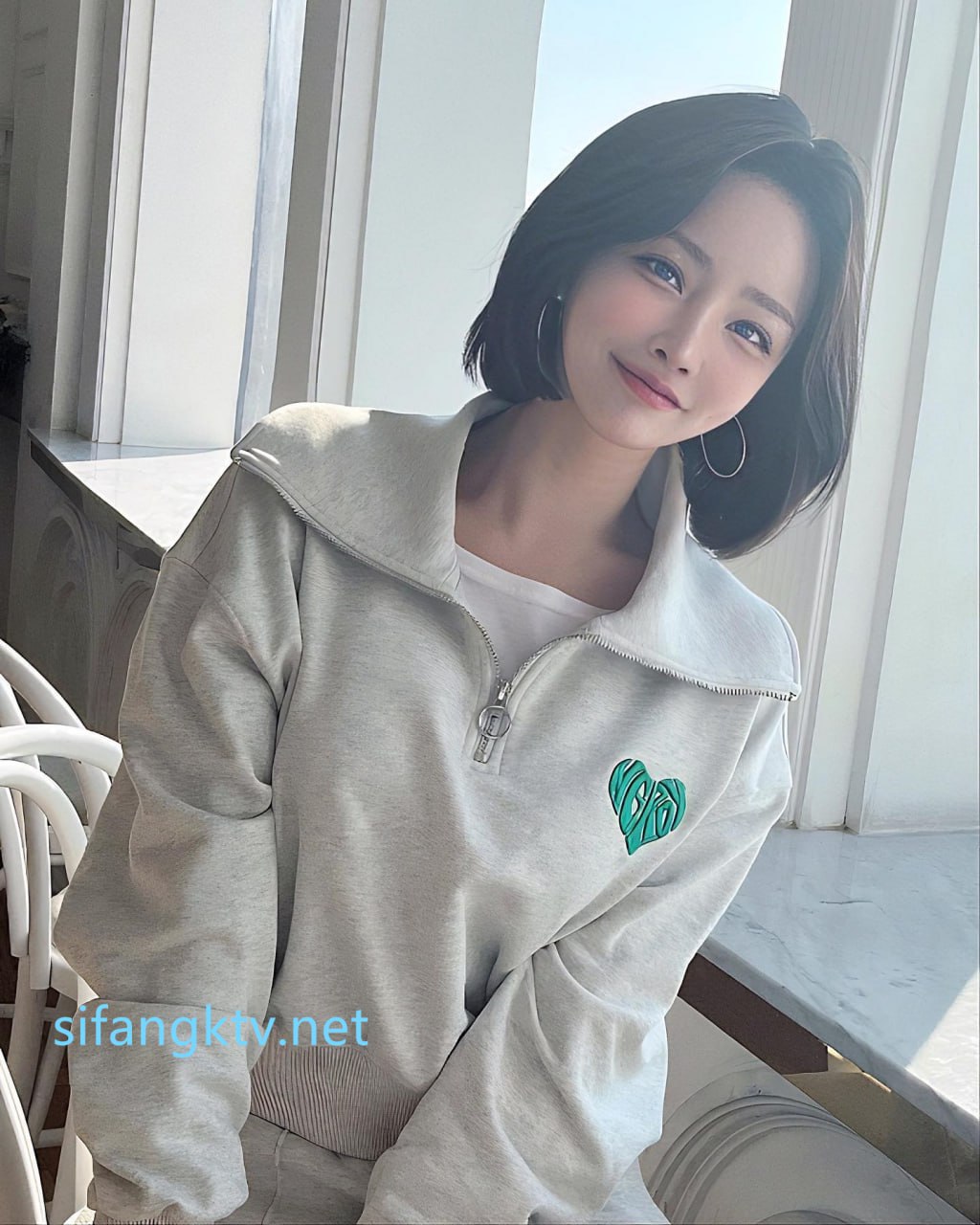 [Uncensored] 清纯03年学生妹！制服扎着双马尾！年龄不大挺会玩，双指猛扣，表情很享受，搞得小穴很湿